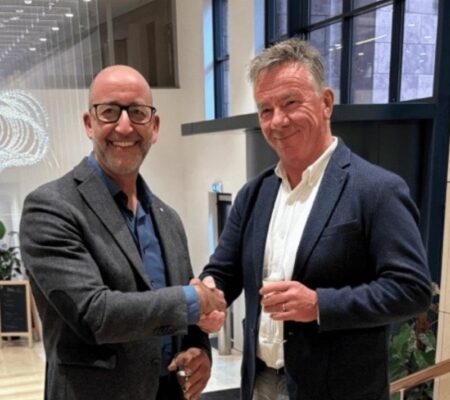 Xperity, specialist in Microsoft Dynamics 365 CRM, sluit zich aan bij Fellowmind. De overname betekent een strategische uitbreiding van Fellowminds CRM-kennis en marktaandeel in sectoren als de maakindustrie, zakelijke dienstverlening en zorg. Door deze stap kan de internationale IT-dienstverlener zijn klanten beter ondersteunen bij het versterken van klantrelaties, het centraliseren van klantdata en het inzetten van AI binnen sales-, service- en marketingprocessen. De overname maakt deel uit van de internationale groeistrategie van Fellowmind en verstevigt de positie van het bedrijf als wereldwijd Microsoft-partner. Van startup naar gevestigde naam Xperity werd opgericht in 2016 en heeft zich in relatief korte tijd ontwikkeld tot Microsoft Solution-partner. Het bedrijf is gespecialiseerd in het implementeren en beheren van laagdrempelige én complexe CRM-oplossingen, met klanten variërend van het mkb tot grote namen als Nikon, Primera en CleanLease. De activiteiten van Xperity worden voorlopig voortgezet onder de eigen naam, vanuit de vestigingen in Utrecht en Den Bosch. Duidelijke meerwaarde voor klanten en medewerkers Martien Merks, CEO en regional director van Fellowmind: “Met Xperity aan boord breiden we ons portfolio uit en versterken we onze strategische positie in de markt. We bundelen aanvullende expertise en creëren nieuwe kansen voor klanten en collega’s. Onze gedeelde kernwaarden – een persoonlijke aanpak, duurzame relaties en werkplezier – vormen een sterk fundament voor de toekomst.” Ahmed El Ghani, general manager bij Xperity, deelt die visie: “Deze stap voelt logisch en biedt volop kansen om verder te groeien. Klanten profiteren van bredere kennis en een stevigere digitale basis. Voor medewerkers ontstaan nieuwe perspectieven voor inhoudelijke en persoonlijke ontwikkeling. We kijken met veel vertrouwen uit naar wat we samen kunnen realiseren.” Over Fellowmind Fellowmind ondersteunt organisaties bij hun digitale transformatie. Als toonaangevende Microsoft-partner – onderdeel van de top 1 procent binnen de Microsoft Inner Circle – zet het bedrijf technologie in om concrete impact te maken. Vanuit 35 locaties in vijf landen werken meer dan 2.000 medewerkers aan oplossingen voor onder meer industrie, zorg, publieke sector, retail en financiële dienstverlening. In 2023 realiseerde Fellowmind een omzet van ruim 300 miljoen euro.